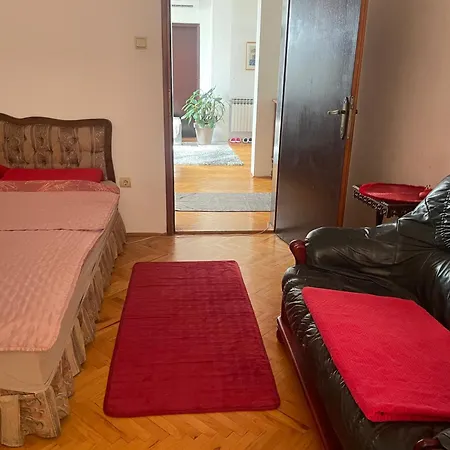 1 Apartment *